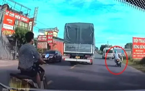 Cam ghi lại khoảnh khắc k:inh h:oàng đôi nam nữ đi xe máy tuvong ở Hưng Yên