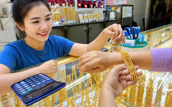 Phiên giao dịch vàng có 1 không 2: Giá tăng gần 10 triệu đồng/lượng chỉ trong 1 ngày