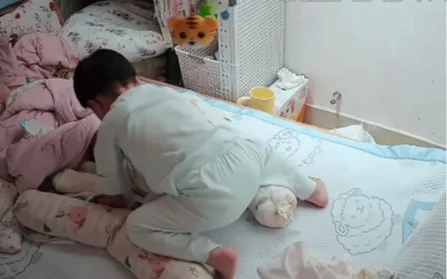 Mẹ ra ngoài để anh trai 2 tuổi ở phòng cùng em út mới sinh, xem cam thì phát hiện hành động không thể ngờ của cậu bé